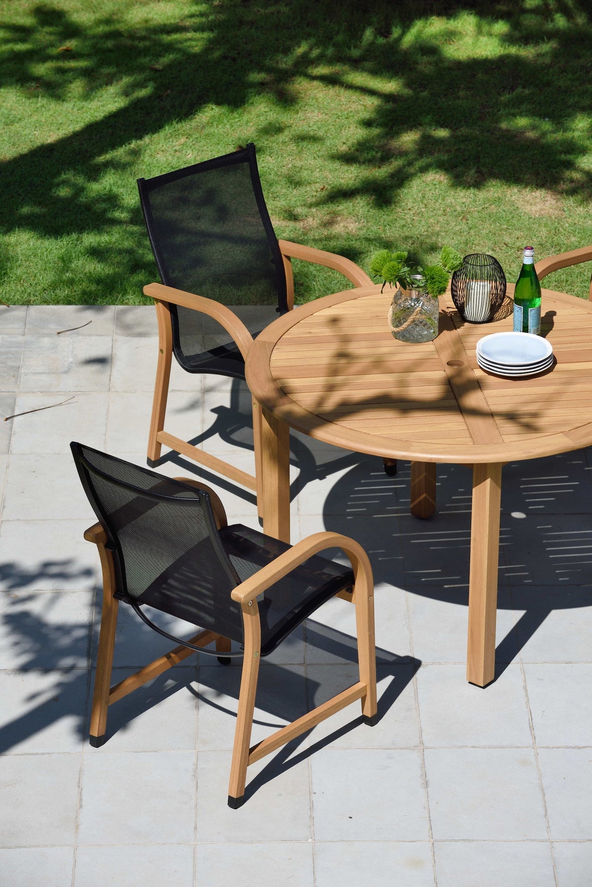 Oldbury Round Table and 4 Manhattan Black Armchair Dining Set